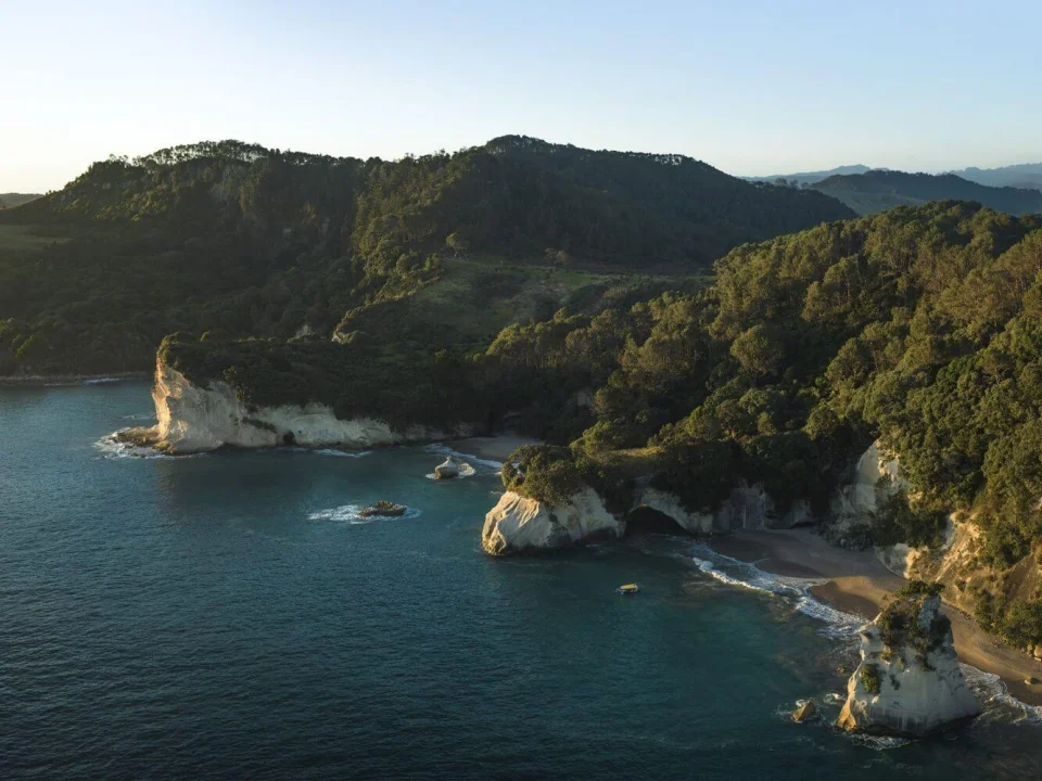 Ruige kustlijn van The Coromandel, Nieuw-Zeeland