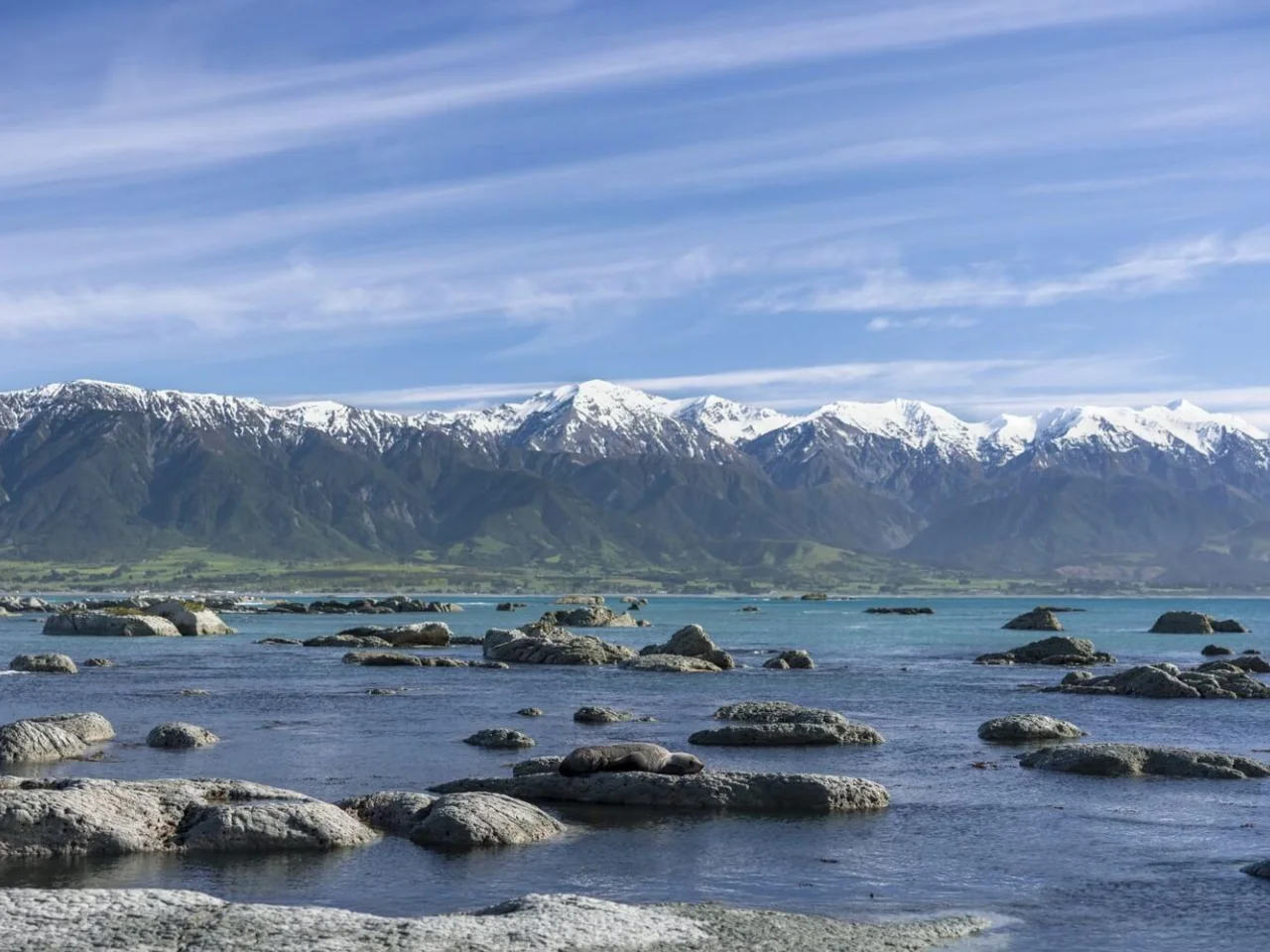 De zee bij Kaikoura met bergen erachter